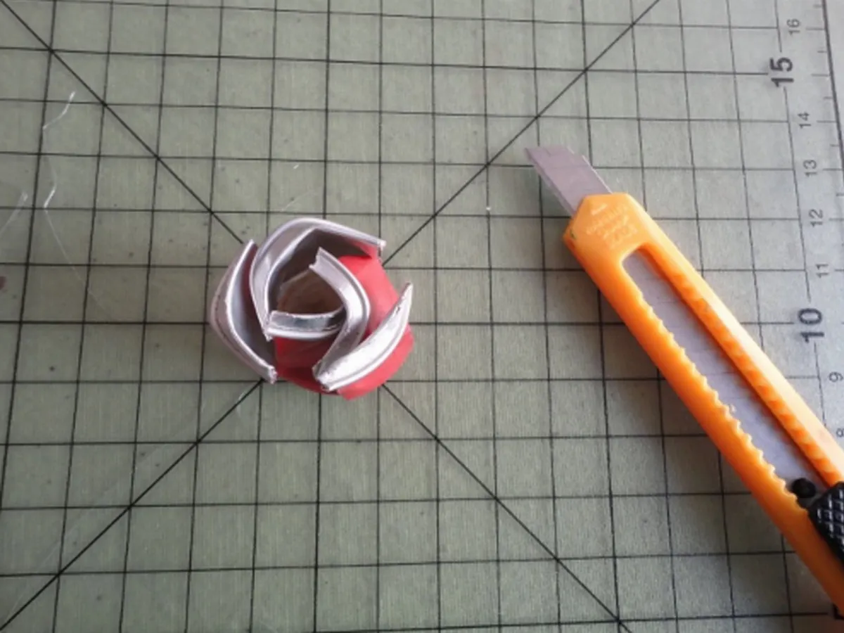Una vez hemos cortado los pétalos lo enrollamos haciendo la forma de una rosa.