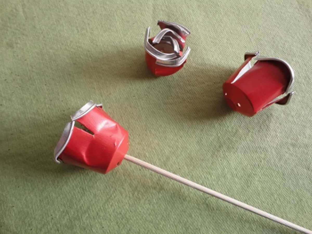 Enganchamos con un poco de silicona la flor nespresso al tallo, que puede ser un palito de madera.
