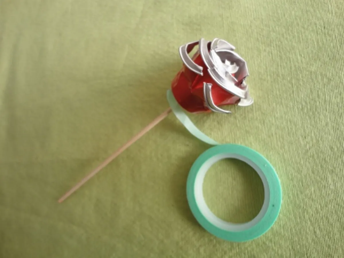Para hacer más realista la rosa pintamos o forramos con washi tape el tallo.