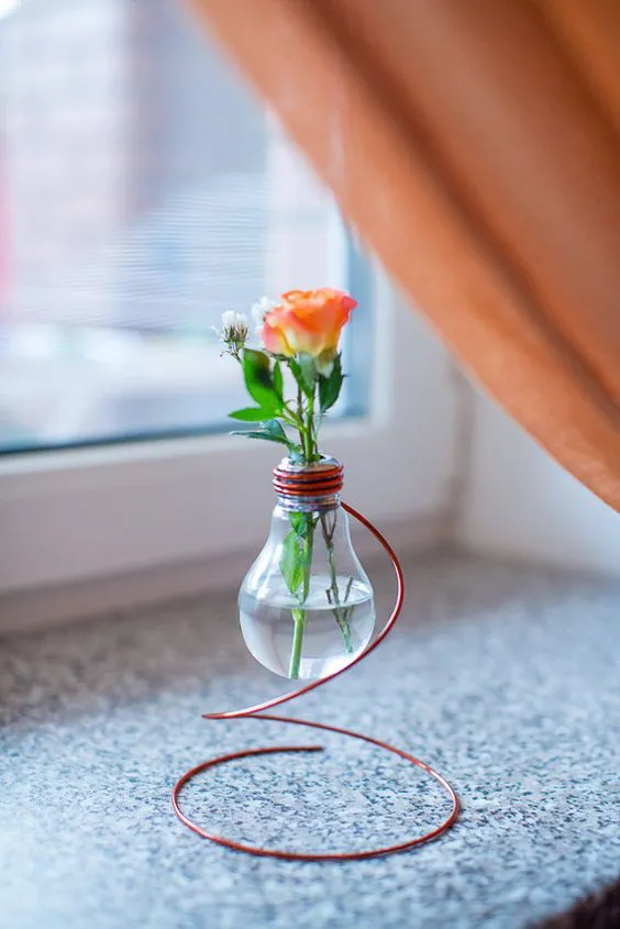 decorar objetos reciclados con bombillas