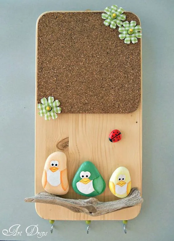 Cute little DIY memo board. The page is in another language but just looking at it I am thinking painted rocks for the birds and bug with a driftwood rest for them all, on a plain pine board with a cork sheet.