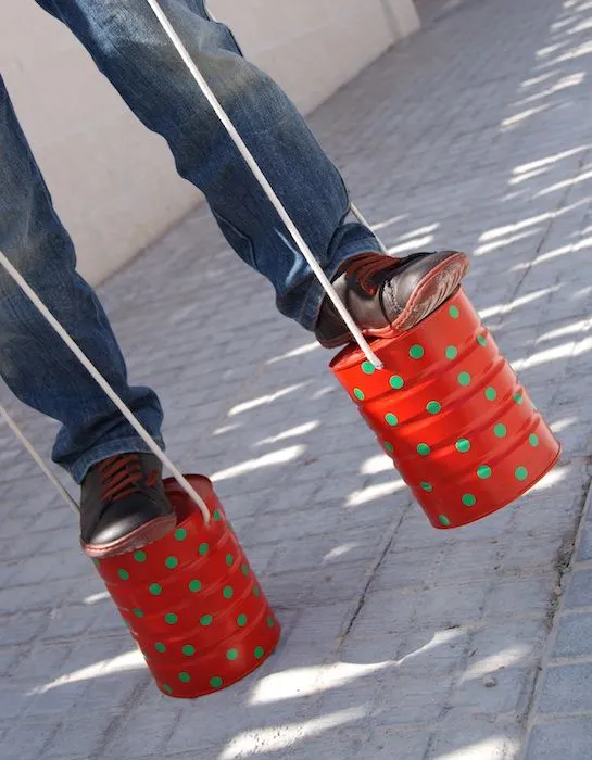 Zancos reciclados con latas