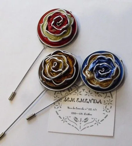 broche de rosas con capsulas de café