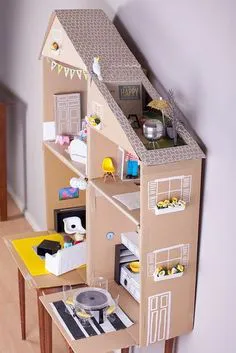 una casita de muñecas hecha con cartón: