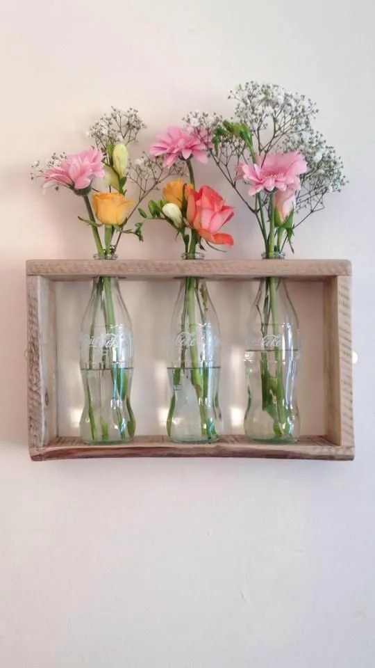 Caja y botellas recicladas para decorar
