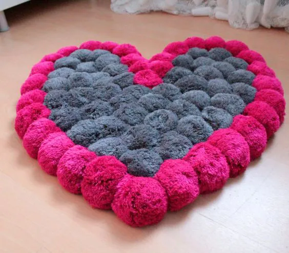 alfombra con forma de corazón reciclada para decorar habitaciones en aniversarios