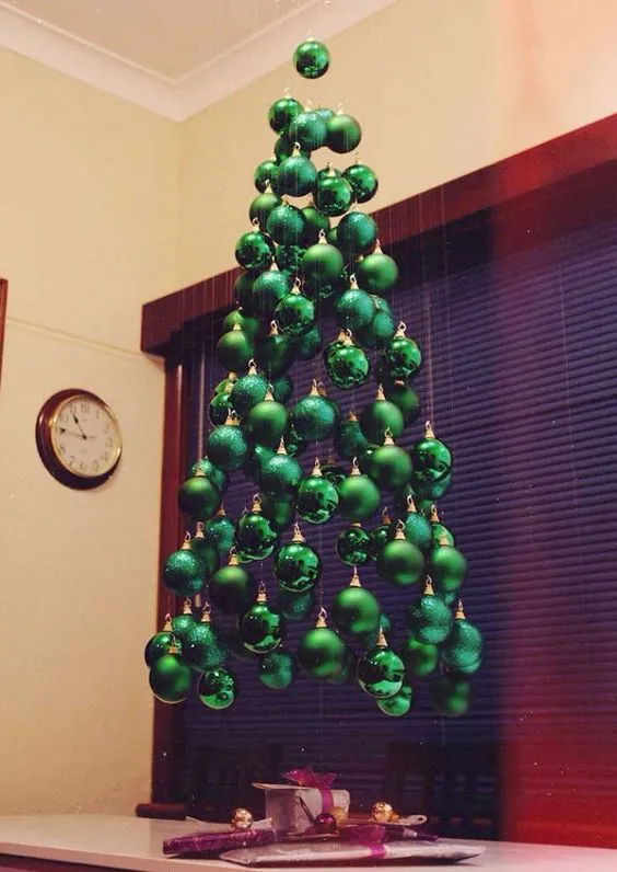 Árbol de bolas recicladas para navidad
