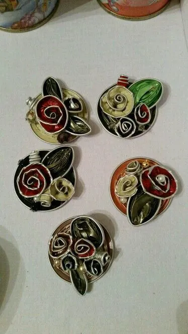 broche de rosas con capsulas