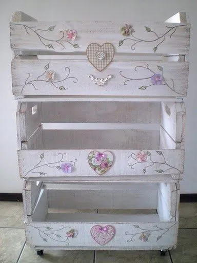 mueble vintage reciclado de caja de fresas