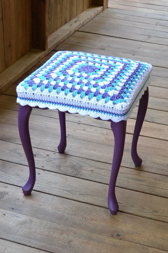 Taburete con Granny Square Crochet cubierta púrpura azul blanco madera pie taburete Upcycle reciclar littlestsister: