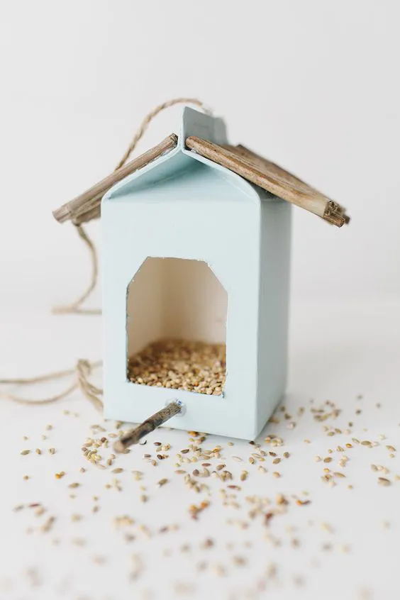 Milk Carton Bird Feeders // Casitas para pájaros hechos con cartones de leche: 