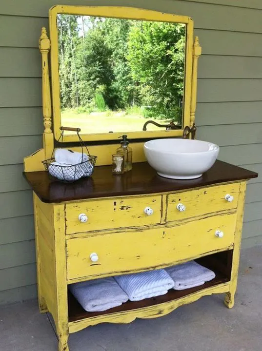 Love the missing drawer and the sink and faucet:
