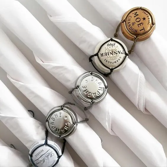 Napkin holder using champagne cork covers | Bo LKV