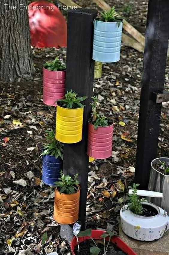 reciclar latas para hacer un jardin vertical