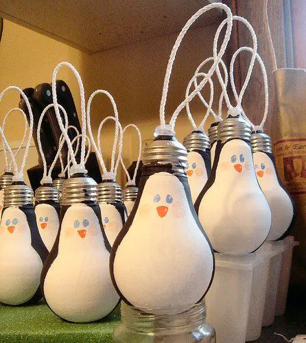 decorar de bombillas recicladas de pinguinos