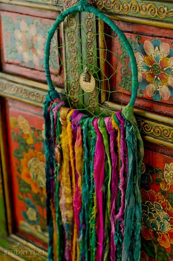 Este precioso atrapasueños Rainbow Falls mide 7 pulgadas alrededor y es alrededor de 28 pulgadas de largo, lo que es una adición perfecta a su habitación hippie, boho o casa de campo! Dreamcatchers hacer decoraciones de la boda maravillosa, decoración de la pared, adornos infantiles y regalos bien amados. Esta pieza es enteramente hecho a mano por mí, amorosamente creados con telas hermosas Feria, mano cinta de seda sari teñido, hilado de plátano, seda vintage adornado con granos de cerámica...: 