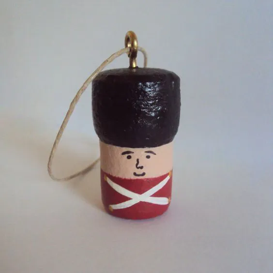 Little Soldier Cork ornamento - decorazione guardia inglese - Redcoat ornamento - ornamento verniciato Champagne Cork - Natale Folk Art a mano
