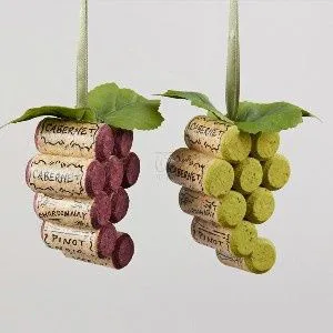 Corchos de botellas de vino = racimos de uvas