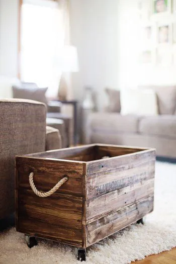 reclaimed wood box with rope handles: 