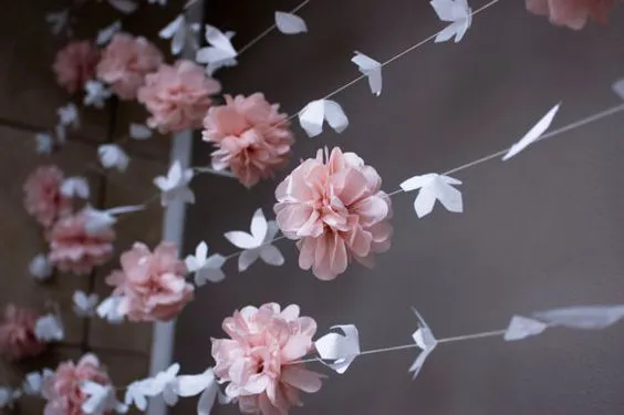 Flor de papel y papel de seda Puff Garland por KMHallbergDesign: 