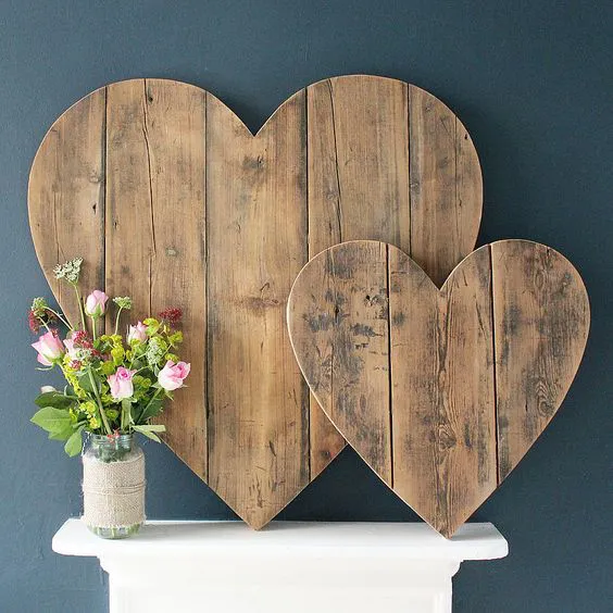 decoración madera reciclada de corazones