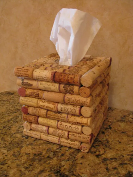 Recycled Wine Cork Tissue Holder. DIY craft Natural decoration Eco Pretty fancy stuff to hold the tissue box +++ Caja para pañuelos de papel realizado con tapones de corcho de botella de vino reciclados reutilizados Manualidad Facil barata Decoracion de baño
