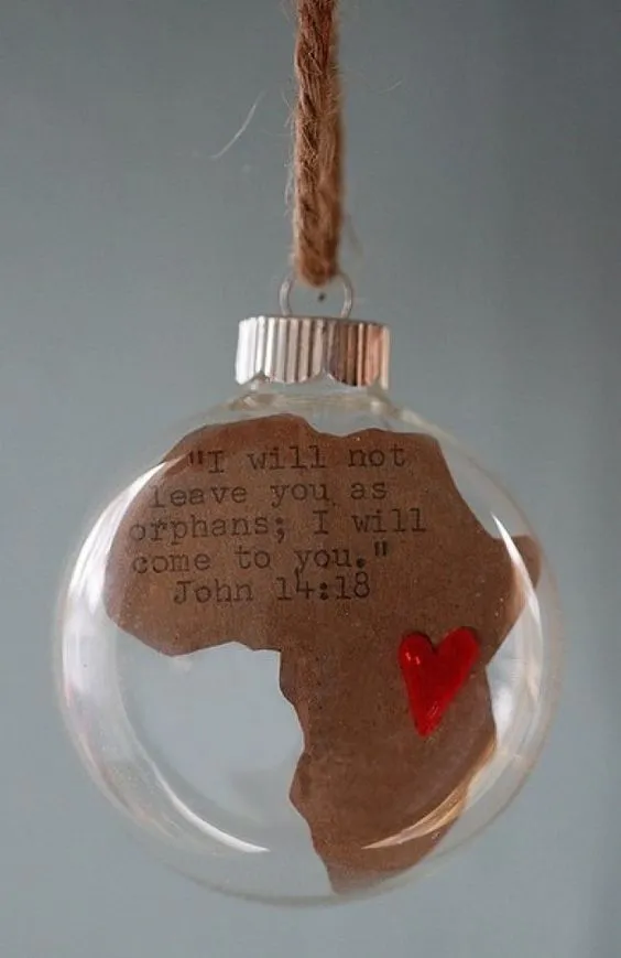 Ideas DIY para reciclar bombillas Mensajes especiales en Bolas de Navidad https://es.pinterest.com/pin/457467274628940233/