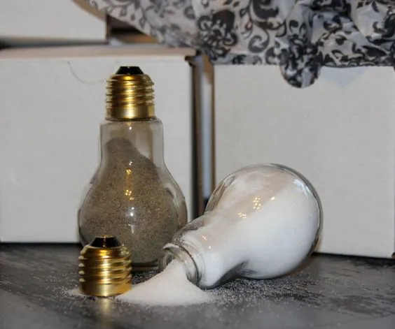 Ideas DIY para reciclar bombillas - salero y pimentero: