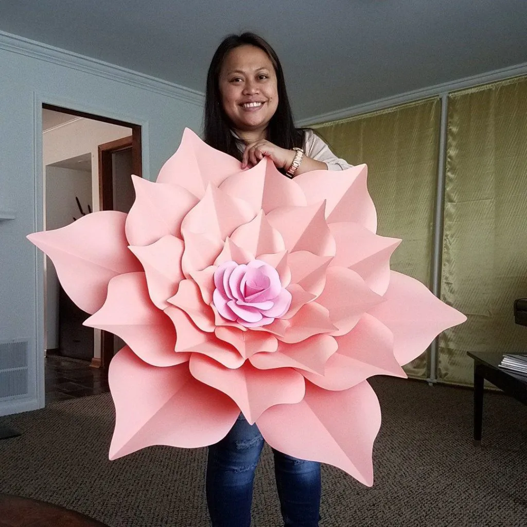 decorar con flores de papel gigantes