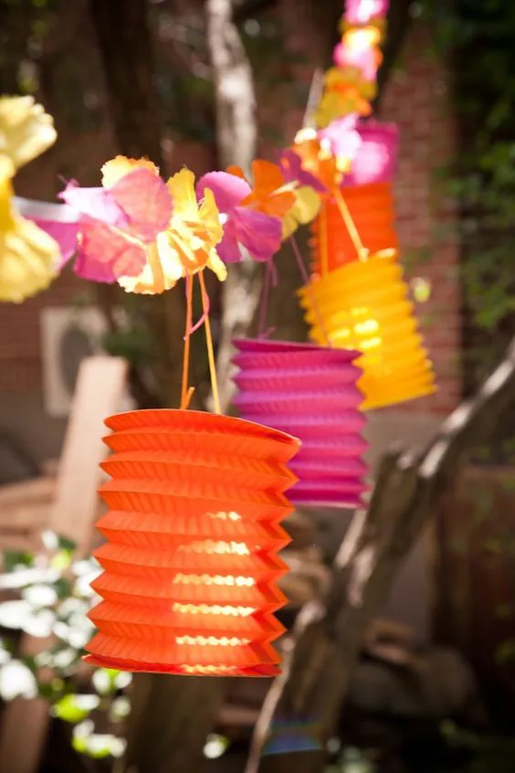 Unos bellos faroles de colores para iluminar en la fiesta se ven muy cool.: 