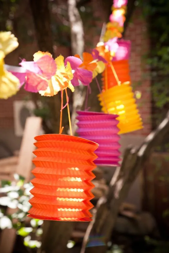 Unos bellos faroles de colores para iluminar en la fiesta se ven muy cool.: