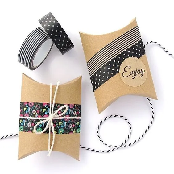 Con tubos de cartón puedes envolver regalos con washi tape de cajas