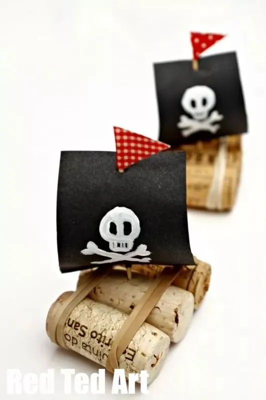 Manualiadades Recicladas: Barco pirata con corchos:
