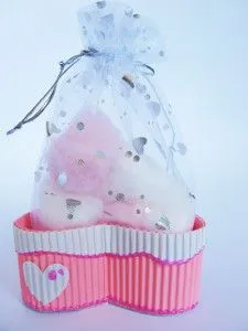 Un lindo regalo para Baby Shower …..en carton corrugado de colores , para poner adentro un regalito.: 