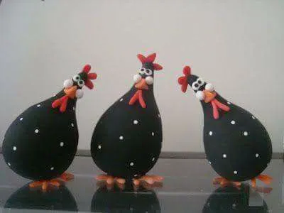 gallinas de bombillas hechas con un foco y pasta flexible https://es.pinterest.com/pin/331296116320705682/