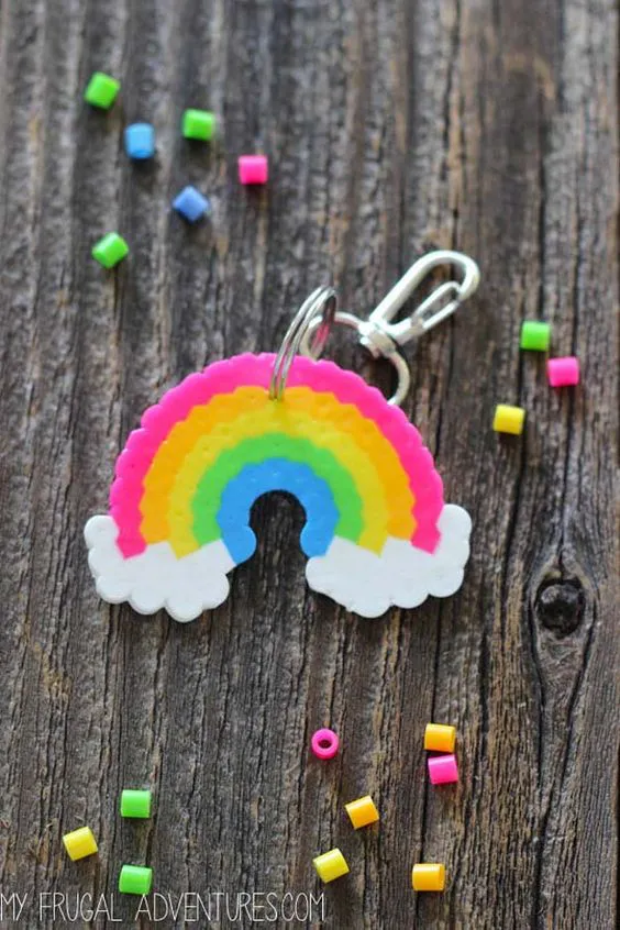 Mejor DIY del arco iris manualidades ideas - Rainbow Perler Bead llavero - Diversión proyectos de bricolaje con los arco iris hacer sitio fresco y decoración de la pared, Parte y ideas de regalo, ropa, joyas y accesorios para el cabello - Ideas impresionantes y paso a paso tutoriales para adolescentes y adultos, niñas y tweens http://diyprojectsforteens.com/diy-projects-with-rainbows~~number=plural: 