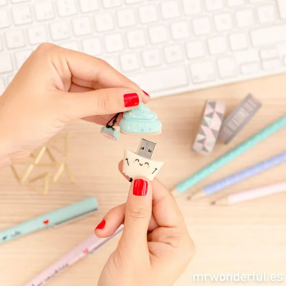 Memoria USB - Madalena. La estrella de esta Navidad no tiene forma de estrella ¡tiene forma de cupcake! Cuánto cariño le habéis cogido ya al nuevo USB en forma de magdalena de 16gb #mrwonderfulshop #usb: