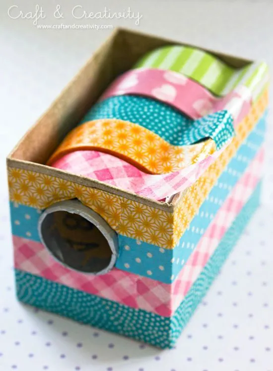 Puedes hacer un organizador de washis decorando cajas con cintas washi
