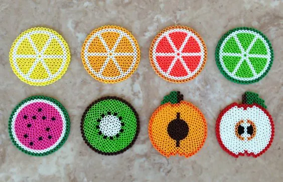 Set of 8 fruit-themed Perler bead coasters por jennionenote en Etsy: 