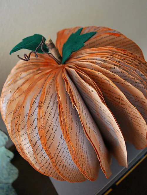 decorar reciclando para halloween con libros
