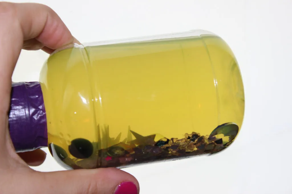 jugar con botellas montessori para bebes con purpurina