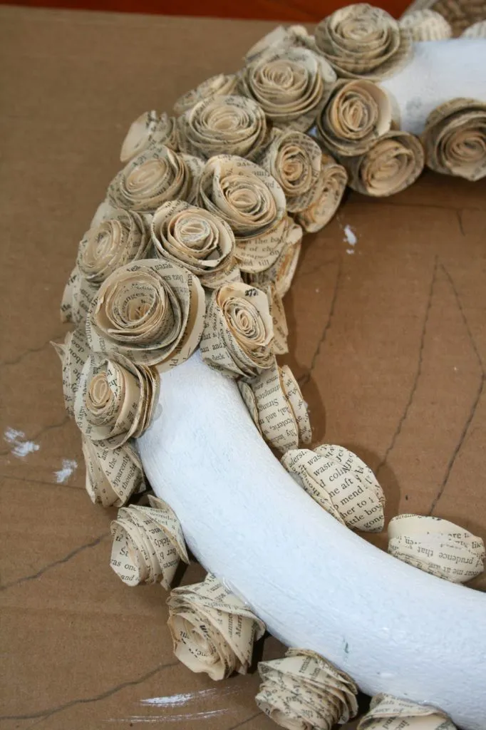 rosas de papel de libros