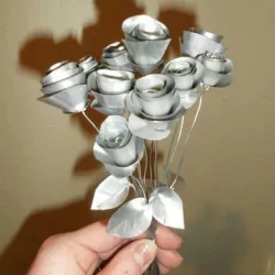 flores de papel de aluminio y latas