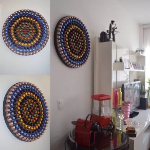 reciclar capsulas para decorar la pared