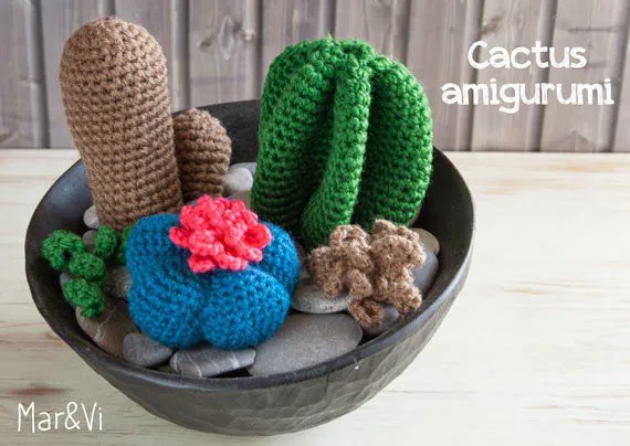 varios cactus hechos con ganchillo