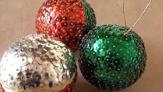 bolas de navidad de porexpan con lentejuelas