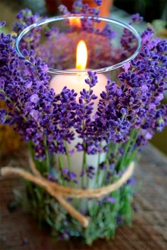 centros de mesa de comunión con velas y lavanda