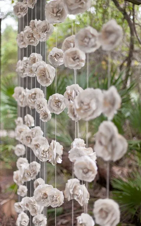 decorar bodas con flores de papel para colgar