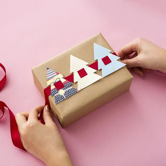 scrapbook de arbol de navidad para envolver regalos