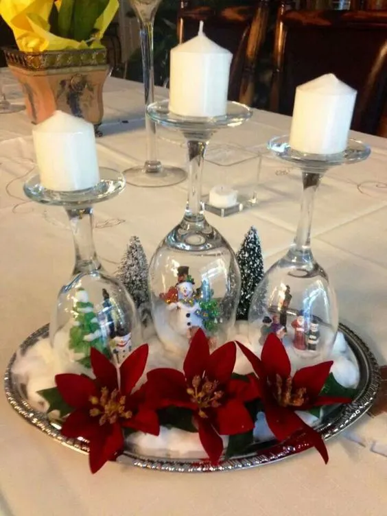 centro de mesa con copas de navidad